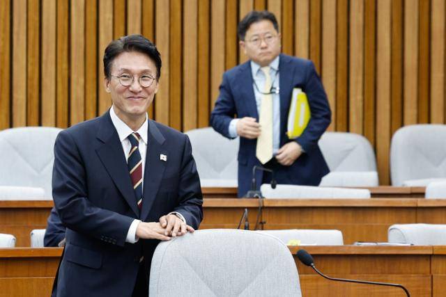 김민석 국무총리 후보자가 25일 오후 서울 여의도 국회에서 인사청문회 속개를 기다리다 정회 후 저녁식사를 위해 이동하고 있다. 뉴스1