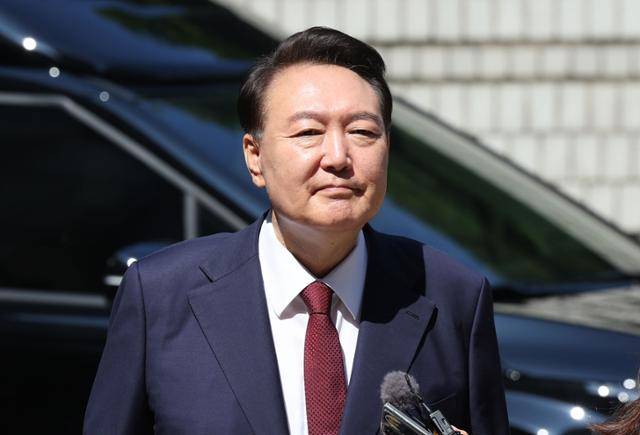 윤석열 전 대통령이 23일 서울 서초구 서울중앙지법에서 열린 내란 우두머리 혐의·직권남용 권리행사 방해 혐의 사건 8차 공판에 출석하고 있다. 뉴시스