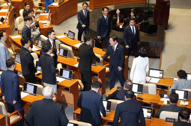 이재명 대통령이 26일 국회에서 추가경정예산 시정연설을 마친 뒤 진종오 의원 등 국민의힘 의원들과 인사하고 있다. 연합뉴스