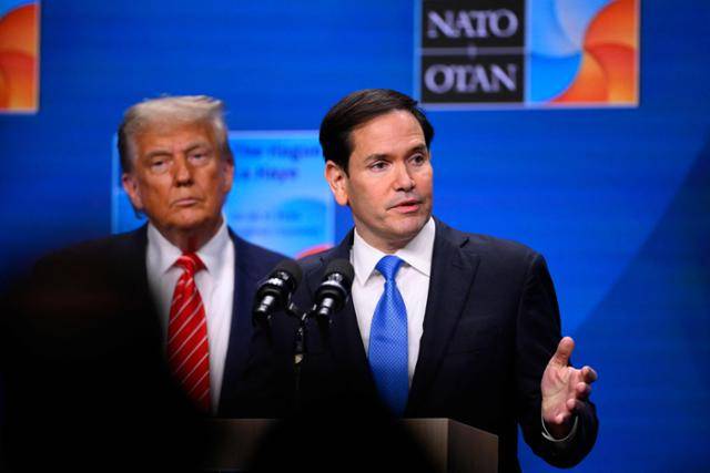 마코 루비오(오른쪽) 미국 국무장관이 25일 북대서양조약기구(NATO·나토) 정상회의를 계기로 네덜란드 헤이그에서 열린 도널드 트럼프 미 대통령 기자회견에 참석해 발언하고 있다. 헤이그=AFP 연합뉴스