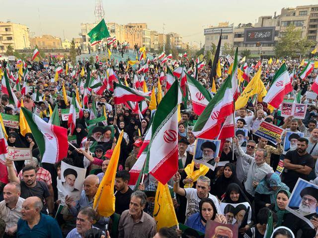 이란인들이 24일 수도 테헤란에서 최고지도자 아야톨라 알리 하메네이 지지 시위를 열고 있다. 테헤란=AP 연합뉴스