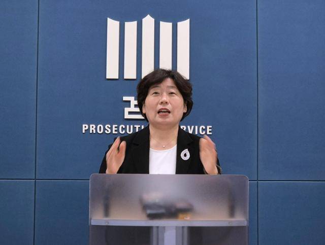 조은석 내란 특별검사팀의 박지영 특검보가 24일 서울 서초구 서울고검 기자실에서 윤석열 전 대통령에 대해 특수공무집행방해 혐의 등으로 체포영장을 청구했다는 내용을 브리핑하고 있다. 연합뉴스