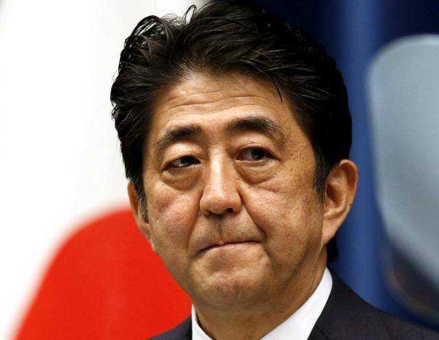 아베 신조 당시 일본 총리가 2015년 8월 14일 도쿄 총리 관저에서 제2차 세계대전 '전후 70년 담화'를 발표하고 있다. 도쿄=로이터 연합뉴스