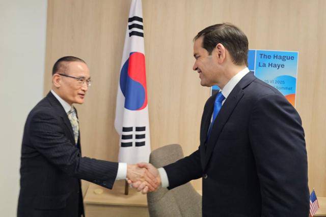 네덜란드 헤이그에서 개최된 북대서양조약기구(NATO·나토) 정상회의에 이재명 대통령을 대신해 참석한 위성락(왼쪽) 국가안보실장이 25일(현지시간) 마코 루비오 미국 국무장관 겸 국가안보보좌관과 면담에서 악수하고 있다. 대통령실 제공