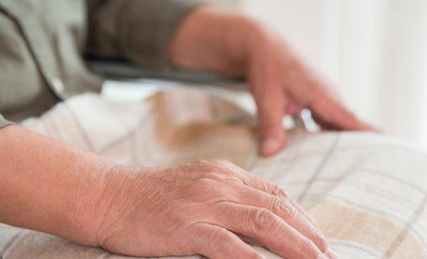 만성 관절질환자의 경우, 실내에서 에어컨 등 냉방기기를 오래 쐬면 근육이 수축되고 혈액순환이 방해되기 때문에 무릎담요 등으로 체온을 유지하는 게 좋다./사진=클립아트코리아