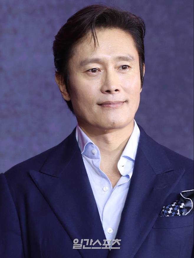 배우 이병헌이 9일 오전 서울 용산구 드래곤시티에서 열린 넷플릭스 오리지널 '오징어게임 시즌3' 제작발표회에 참석해 포토타임을 갖고 있다. '오징어게임3'는 자신만의 목적을 품고 다시 참가한 게임에서 가장 친한 친구를 잃고 만 ‘기훈’과, 정체를 숨긴 채 게임에 숨어들었던 ‘프론트맨’, 그리고 그 잔인한 게임 속에서 살아남은 참가자들의 마지막 운명을 그린 이야기. 오는 27일 공개. 서병수 기자 qudtn@edaily.co.kr /2025.06.09/