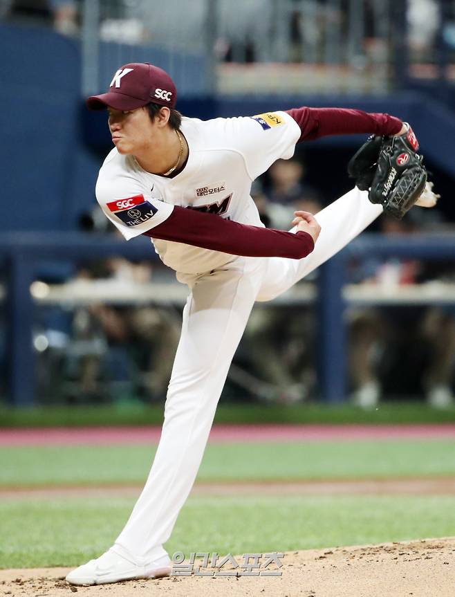 2023 KBO 프로야구 키움히어로즈와 두산베어스의 경기가 18일 오후 서울 고척스카이돔에서 열렸다. 3회초 안우진이 두산 타선을 상대하고 있다. 고척=김민규 기자 mgkim1@edaily.co.kr /2023.05.18/