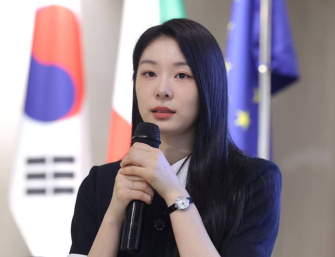 <yonhap photo-5041=""> 피겨 김연아, 2026 동계올림픽 설명회 참석 (서울=연합뉴스) 류영석 기자 = 25일 서울 강남구 가로수길 하이스트리트이탈리아에서 열린 2026 밀라노·코르티나담페초 동계 올림픽 및 패럴림픽 공식 설명회에서 '피겨여왕' 김연아가 인사말을 하고 있다. 2025.6.25 ondol@yna.co.kr/2025-06-25 17:30:44/ <저작권자 ⓒ 1980-2025 ㈜연합뉴스. 무단 전재 재배포 금지, AI 학습 및 활용 금지></yonhap>