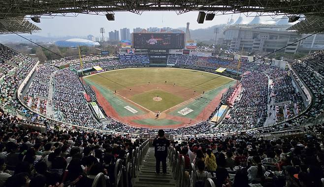 샐러리캡을 적용 중인 KBO리그가 이르면 내년 시즌 샐러리캡 예외 조항인 '한국식 래리 버드 룰'을 도입할 방침이다. 사진은 지난 3월 23일 매진을 기록한 인천SSG랜더스필드 전경. 인천=김민규 기자