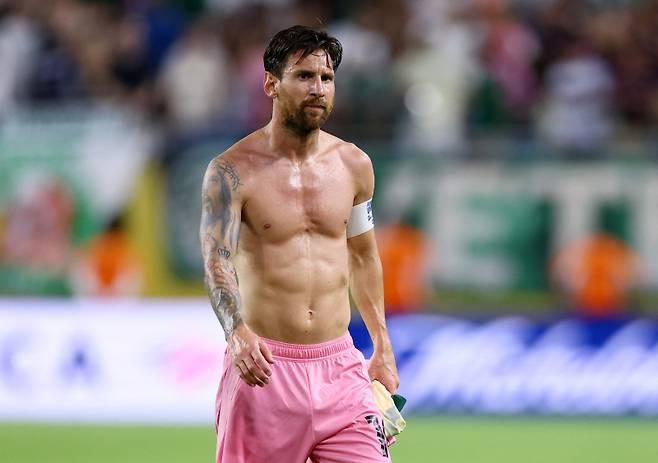 <yonhap photo-3200=""> Soccer Football - FIFA Club World Cup - Group A - Inter Miami CF v Palmeiras - Hard Rock Stadium, Miami Gardens, Florida, U.S. - June 23, 2025 Inter Miami CF's Lionel Messi after the match REUTERS/Hannah Mckay/2025-06-24 12:10:13/ <저작권자 ⓒ 1980-2025 ㈜연합뉴스. 무단 전재 재배포 금지, AI 학습 및 활용 금지></yonhap>