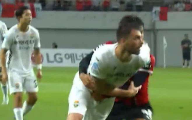 서울 박성훈이 강원 강투지를 잡아채는 모습. 사진=중계화면 캡처