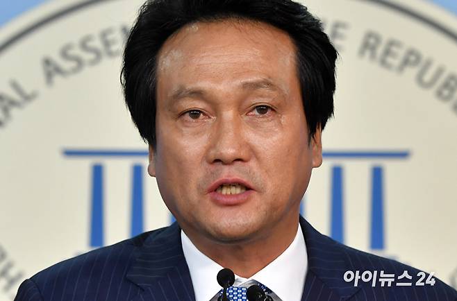 더불어민주당 안민석 의원이 지난 2017년 7월 27일 오전 서울 여의도 국회 정론관에서 최순실 재산 몰수 특별법 발의 기자회견을 하고 있다. [사진=조성우 기자]