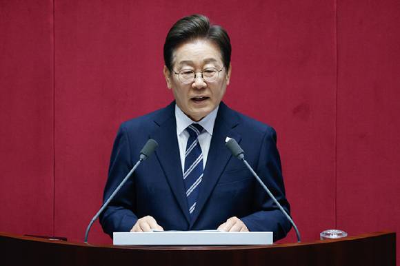 이재명 대통령이 26일 오전 서울 여의도 국회에서 열린 제426회국회(임시회) 제2차 본회의에서 2025년도 제2회 추가경정예산안에 대한 정부의 시정연설을 하고 있다. [사진=국회사진기자단]