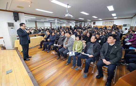 주민과의 대화를 나누고 있는 정헌율 시장  [사진=익산시 ]