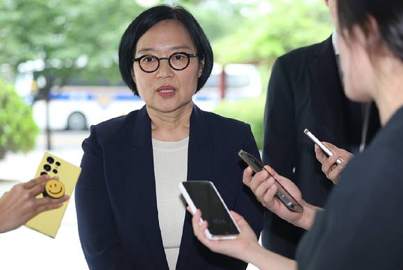 한성숙 중소벤처기업부 장관 후보자가 26일 서울 영등포구 중소기업기술정보진흥원 수도권평가실에 마련된 인사청문회 준비 사무실로 출근하며 취재진 질문에 답하고 있다. [사진=연합뉴스]