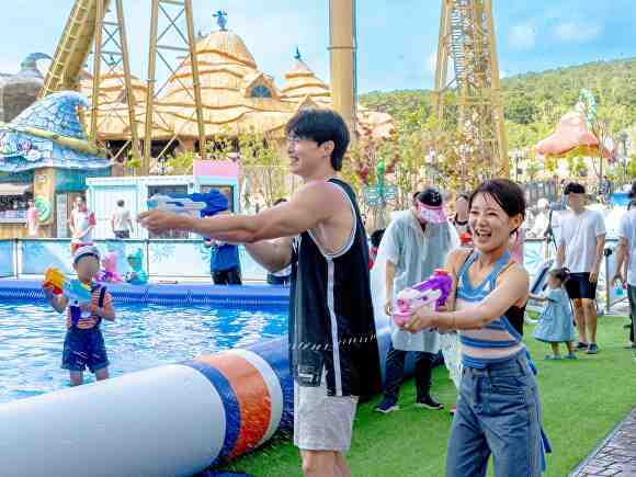 롯데월드 어드벤처 부산을 방문한 손님들이 ‘워터그라운드’에서 물총 놀이를 즐기고 있다. [사진=롯데월드 어드벤처 부산]