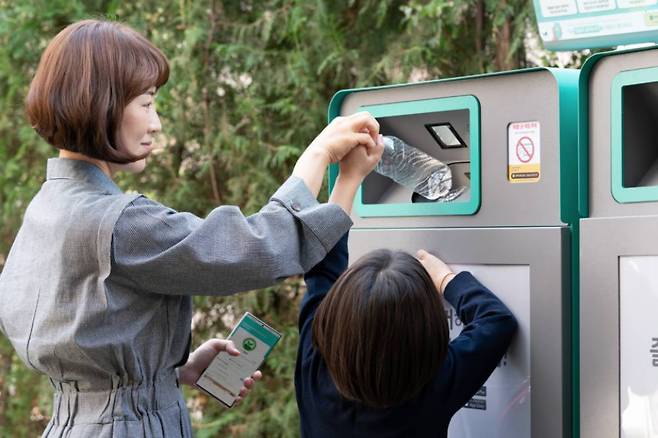 오이스터에이블이 선보인 무인 회수기 랄라루프는 AI와 IoT 기술을 접목해 투명 페트병, 캔, 종이팩과 같은 재활용품 등의 회수를 돕는다 / 출처=오이스터에이블