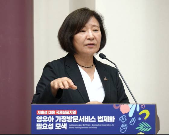지난 10일 국회의원회관에서 열린 '영유아 가정방문서비스 법제화 필요성 모색' 심포지엄에서 이은주 알바니 뉴욕주립대 사회복지학과 교수가 미국 사례를 발표하고 있다. 사진 세이브더칠드런 제공