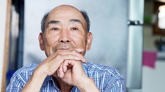 이달 11일 오전 경기도 양평 단월면 자택에서 이선재씨가 국방부 전사망민원조사단의 조사를 받던 중 생각에 잠겨 있다. 이씨는 얼굴도 보지 못한 아버지 '고(故) 이강종 이병'은 이른바 '강태무 월북 사건'에 휘말려 실종, 사망 처리됐다. 강정현 기자