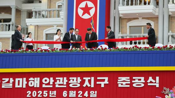 노동신문은 26일 "세계를 앞서나가려는 우리 인민의 애국적 열정을 배가해주는 긍지스럽고 고무적인 창조물인 원산갈마해안관광지구 준공식이 6월 24일에 성대히 진행됐다"고 보도했다. 뉴스1