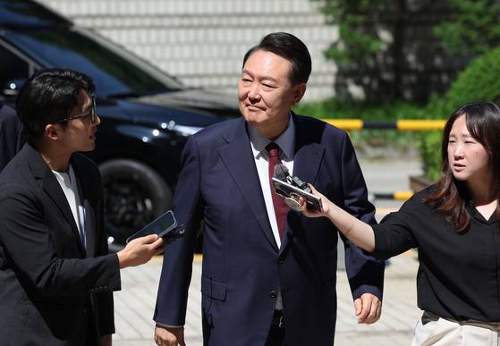 윤석열 전 대통령이 지난 23일 오전 서울 서초구 서울중앙지법에서 내란 우두머리 혐의 사건 8차 공판에 출석하고 있다. 사진공동취재단