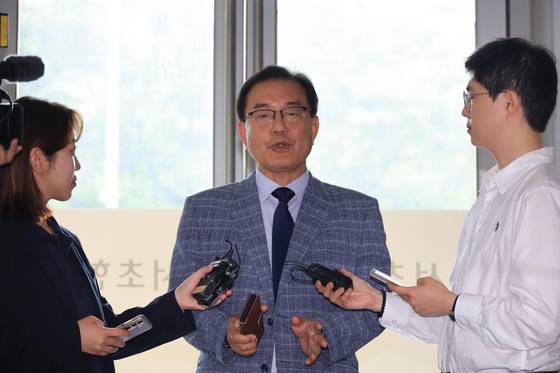 순직 해병 수사 방해 의혹 사건을 수사하는 이명현 특별검사가 26일 서울 서초구 사무실 로비에서 기자의 질문에 답하고 있다. 연합뉴스