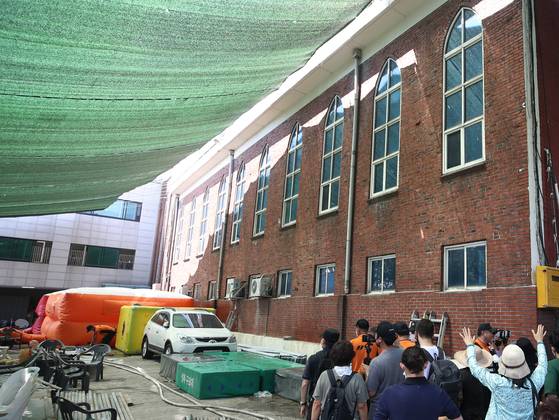 지난 2020년 6월 서울 성북구 장위동 사랑제일교회에서 진행된 명도 집행이 신도들의 반발로 무산돼 명도집행에 나선 인원들이 철수하고 있다. [연합뉴스]