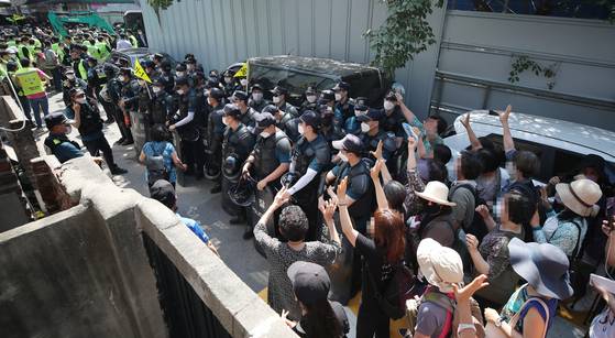 지난 2020년 6월 전광훈 목사가 담임목사로 있는 사랑제일교회 신도들이 서울 성북구 장위동 사랑제일교회 앞에서 법원의 명도 집행에 맞서 소리를 지르며 저항하고 있다. [연합뉴스]