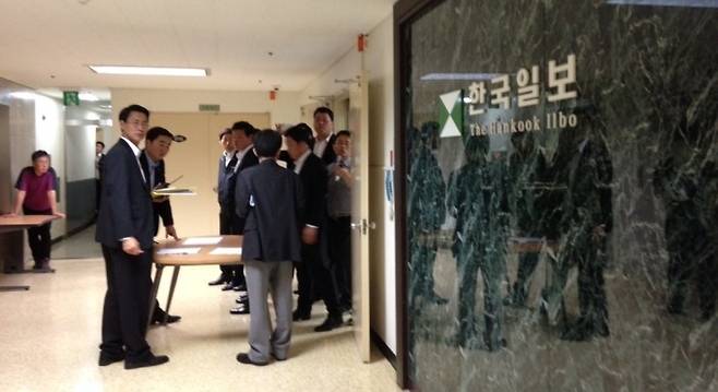 2013년 6월15일 저녁 한국일보 편집국 앞에서 회사측이 고용한 용역업체 직원들이 편집국을 폐쇄하고 있다. /한국일보 노조 제공