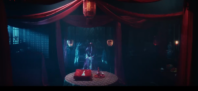 붉은색 전통 혼례복을 입은 새 신부가 사라진 뒤, 신방에서 새 신부의 귀신이 목격되기 시작한다. (사진 출처 : 영화 <홍가의> 예고편 캡쳐)