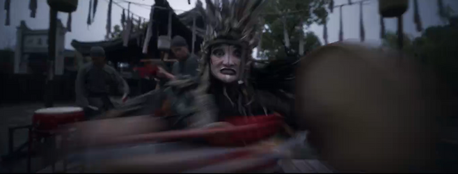 〈홍가의〉에서 무속인이 귀신을 몰아내는 의식을 치르고 있다. 우리로 치면 굿인 셈인데, 현실에서 공개적으로 보기는 어렵다. (사진 출처 : 영화 <홍가의> 예고편 캡쳐)