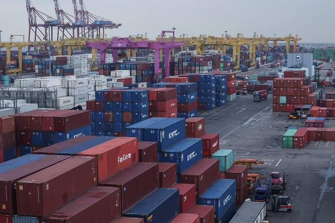 인천 연수구 인천신항 컨테이너 터미널에 선적을 기다리는 수출용 컨테이너들이 쌓여 있다. 사진=임형택 한국경제신문 기자