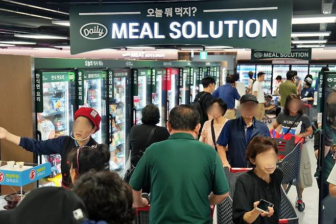 경기 구리 인창동에 있는 롯데마트 그랑그로서리 구리점이 소비자들로 인산인해를 이루고 있다. / 사진=롯데마트 제공