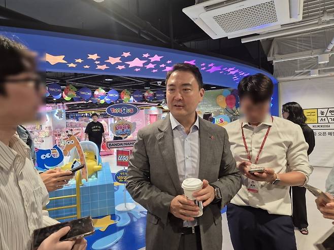 강성현 롯데마트·슈퍼 대표가 26일 롯데마트 그랑그로서리 구리점에서 취재진의 질문에 대답하고 있다. / 사진=라현진 기자