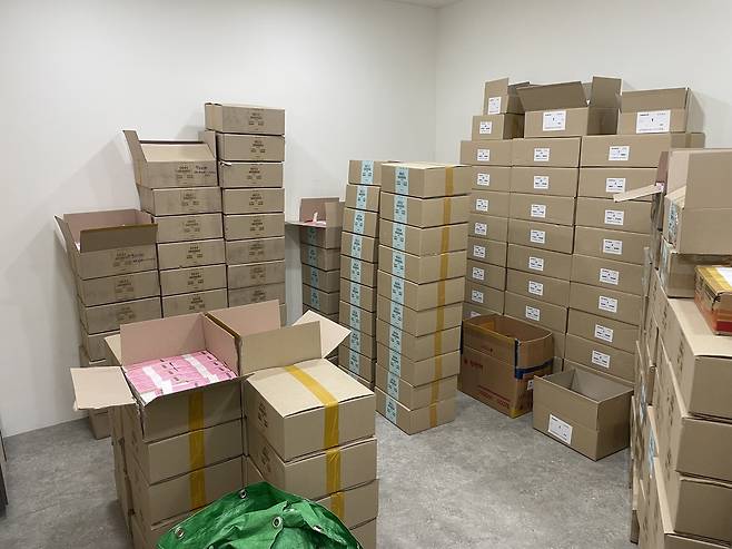 해피머니상품권 발행사인 해피머니아이앤씨 사무실 내부에 상품권 재고가 쌓여있다. 서울경찰청 광역수사단 제공