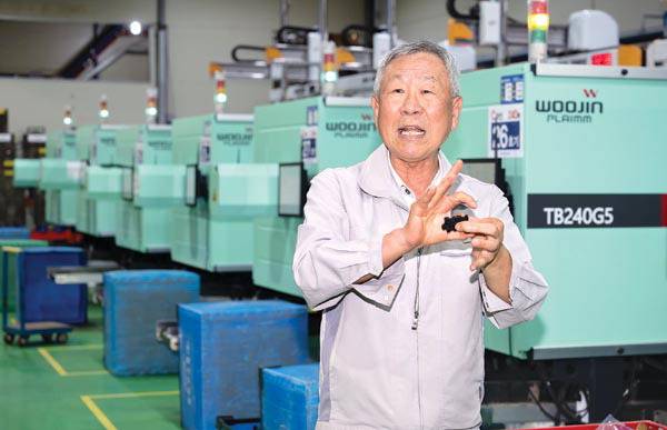 김경민 씨피시스템㈜ 대표가 부산 기장군 공장에서 연구 개발한 자체 기술과 생산품에 대해 설명하고 있다. 전민철 기자