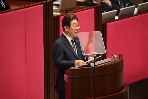 이재명 대통령이 26일 국회에서 취임 이후 첫 시정연설을 하고 있다. 이 대통령은 정부의 2차 추가경정예산안 처리에 협조해줄 것을 국회에 당부했다.  김정록 기자