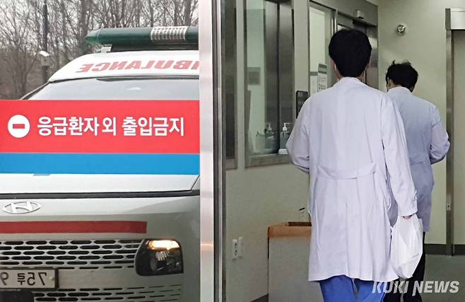 서울의 한 대학병원에서 의료진이 이동하고 있다. 곽경근 기자