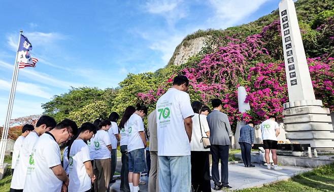 대구대 박순진 총장을 비롯한 방문단이 사이판에 위치한 ‘태평양한국인추념평화탑’ 추모제에서 묵념을 하고 있다. 대구대 제공