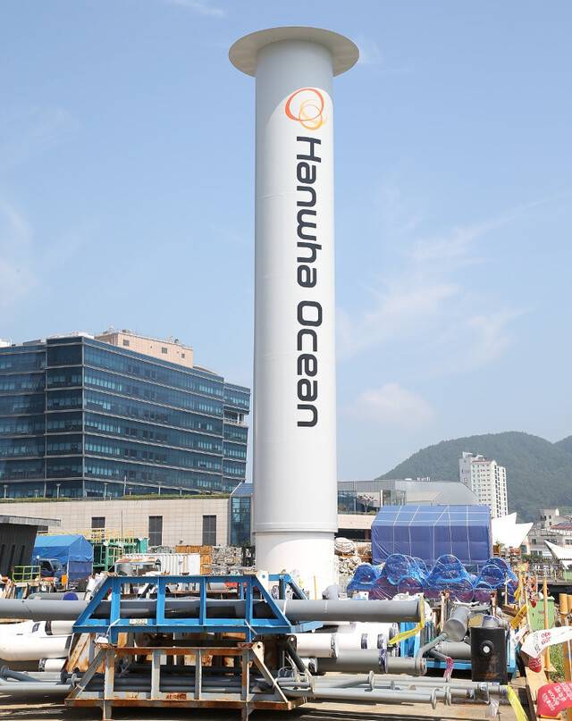 한화오션 경남 거제사업장에 높이 30m, 직경 5m의 로터세일이 세워져 있는 모습. 한화오션 제공