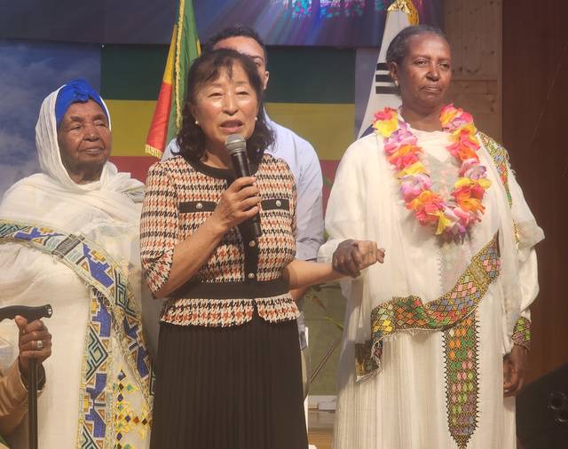 이번 방한에 동행한 가족들을 소개하고 있는 에티오피아 참전용사회 이사 하옥선 권사의 모습.