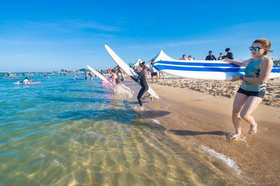 강원 고성 삼포해수욕장의 서퍼들. 뉴시스