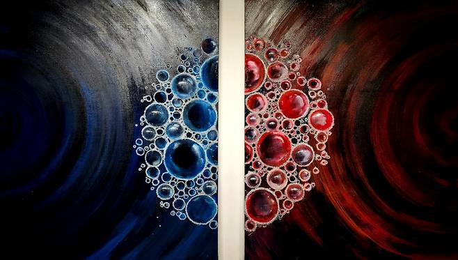 'Glory' 연작 중 일부. 자연 소금(암염)이 공기 중 수분과 반응하며 형성한 ‘소금꽃’ 결정이 회화 위에 피어나는 모습이 인상적이다. 섬세하게 결정화된 입자와 색채의 조화는 생명 탄생의 순간을 암시한다. 주명선 작가 제공