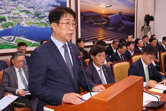 박상우 국토교통부 장관이 26일 국회 국토교통위원회 전체회의에서 전세사기 유형 및 피해 규모 등에 관해 보고하고 있다. 연합뉴스