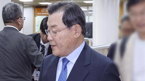 4·16 세월호 참사 특별조사위원회 활동을 방해한 혐의로 기소된 이병기 전 청와대 비서실장이 지난해 4월 23일 오후 서초구 서울고등법원에서 열린 2심 선고 공판에 출석하고 있다. 연합뉴스