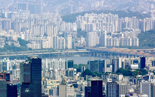 경기도 성남시 청계산 매바위에서 바라본 서울 강남구(아래)와 한강 이북 아파트 단지. 연합뉴스