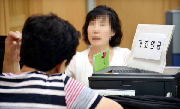 한 시민이 주민센터 직원과 기초연금 수급자격에 대해 상담하고 있다. 경기일보DB