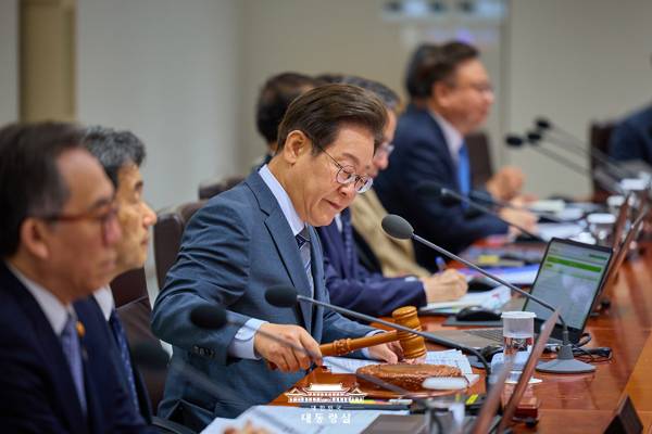 ▲ 이재명 대통령이 6월24일 서울 용산구 대통령실에서 열린 제27회 국무회의에서 의사봉을 두드리고 있다. 사진=대통령실