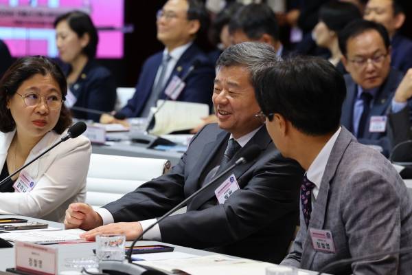 ▲윤석열 전 대통령 재임기인 2024년 6월19일 대통령 직속 저출산고령사회위원회 회의에 참석한 박민 KBS 사장(가운데). ⓒ연합뉴스