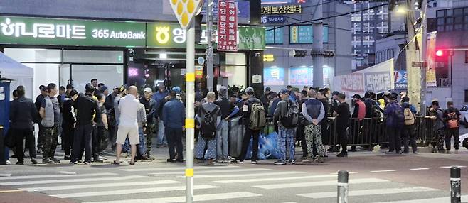 지난 12일 새벽 서울 구로구 남구로역 2번 출구 인근 인력시장에 일용직 건설 근로자 수백명이 몰려들어 일감을 기다리고 있다. 이들은 새벽 어스름 속 1시간에 걸쳐 하루치 일감을대했지만 실제 채용된 이는 전체의 절반에도 못 미쳤다. [박재영 기자]
